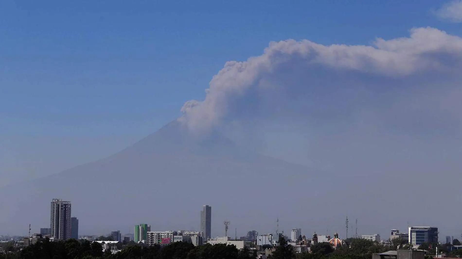 Fueron suspendidas las operaciones en el Aeropuerto ”Hermanos Serdán” debido a labores de limpieza y barrido de ceniza del volcán Popocatépetl